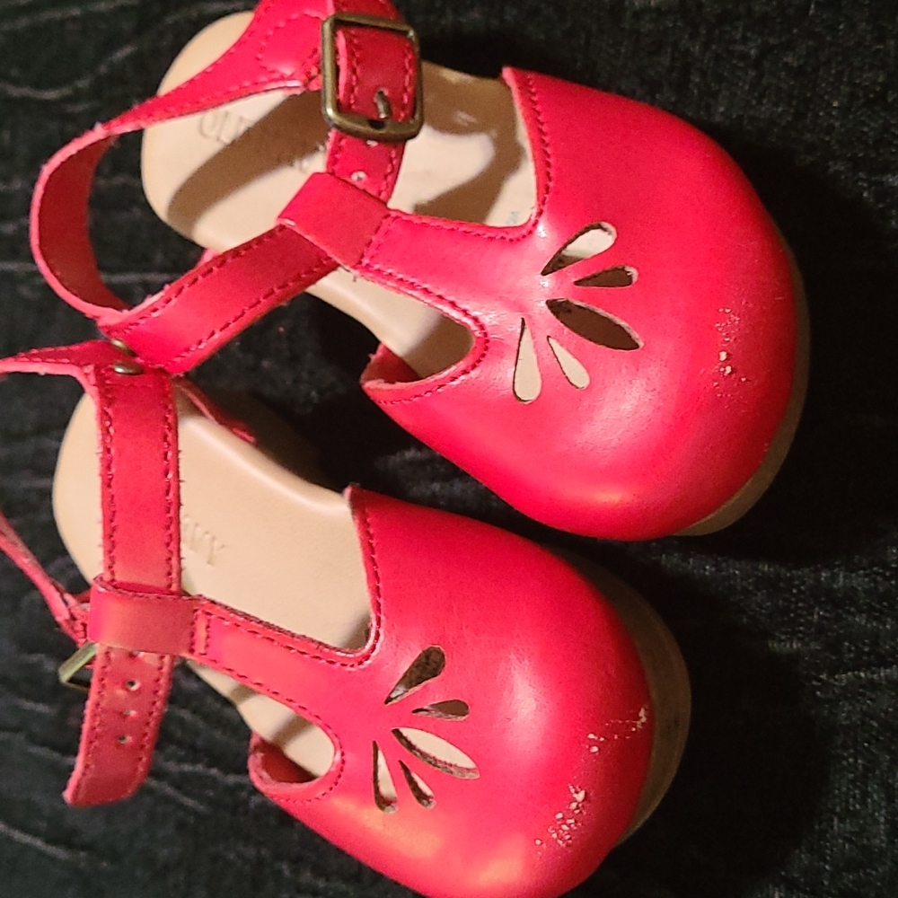 Old Navy Red dress shoes size 5 slight heel